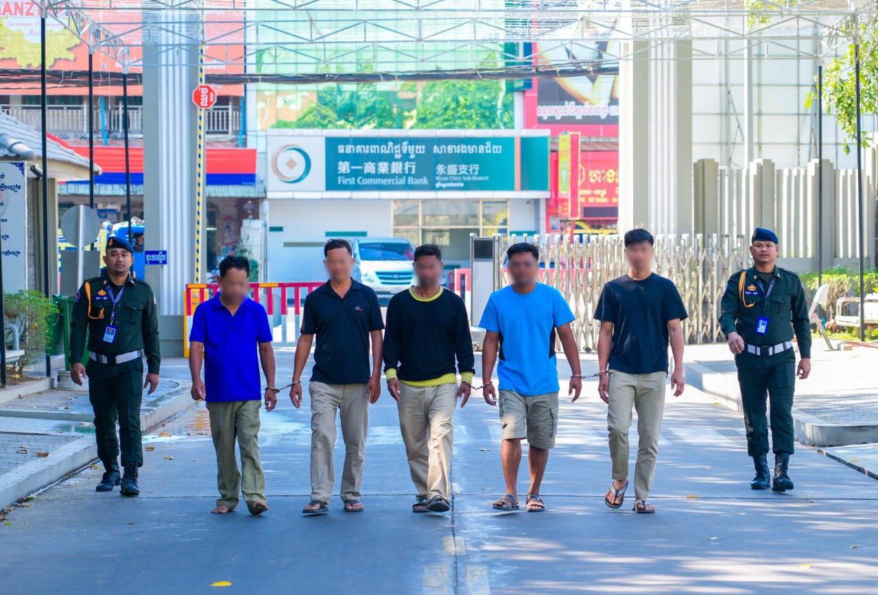 បុគ្គលិកអង្គការអភិរក្ស ទិញសាច់សត្វព្រៃហូប ហើយឃាត់ខ្លួនអ្នកលក់ដើម្បីគំរាមទារប្រាក់ ត្រូវបានអាវុធហត្ថរាជធានីភ្នំពេញឃាត់ខ្លួន ០៥នាក់ បញ្ជូនទៅតុលាការ!