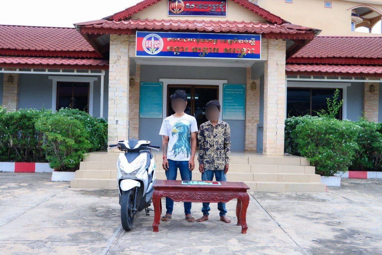 អ្នកហ៊ានស្បែកដាច អ្នកខ្លាចស្បែកស្វិត!កម្លាំងកងរាជអាវុធហត្ថខេត្តកំពង់ស្ពឺ ឃាត់ខ្លួនជនសង្ស័យពីរនាក់ បញ្ជូនទៅសាលាដំបូងខេត្តកំពង់ស្ពឺ ជាប់ពាក់ព័ន្ធករណីកាន់កាប់អាវុធដោយខុសច្បាប់ និងប្រើប្រាស់នូវសារធាតុញៀន……