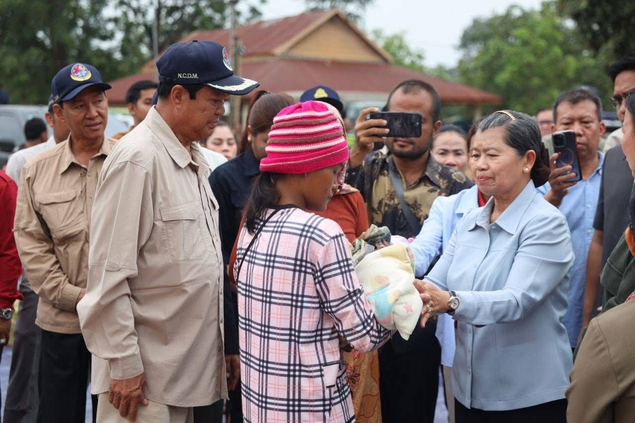 សម្តេច ម៉ែន សំអន នាំយកអំណោយដ៏ថ្លៃថ្លារបស់សម្តេចតេជោ ផ្តល់ជូនជនភៀសសឹក និងបានសំណេះសំណាលជាមួយជនភៀសសឹក នៅវត្តបាត់ថ្កៅ ក្នុងស្រុកចុងកាល់