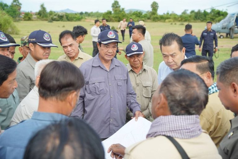 ទេសរដ្ឋមន្ដ្រី គន់ គីម និងអភិបាលខេត្តបាត់ដំបង ចុះពិនិត្យរៀបចំដីសម្បទានសង្គមកិច្ច សម្រាប់សាងសង់ផ្ទះជូនអតីតយុទ្ធជន