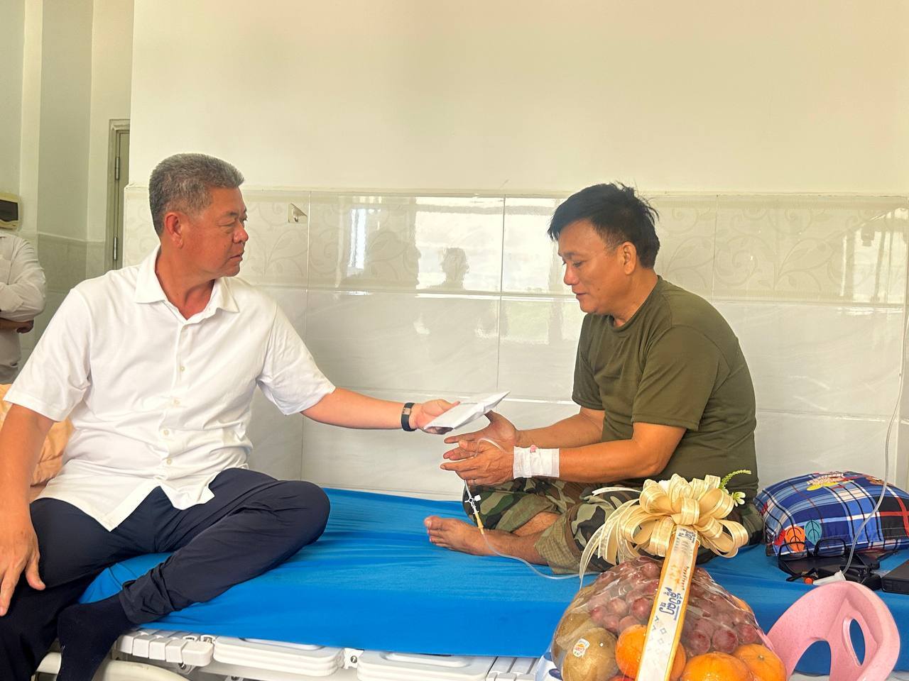 ឯកឧត្តម គួច ចំរើន អញ្ជើញសួរសុខទុក្ខនិងនាំយកថវិកា របស់សម្ដេចមហាបវរធិបតី ហ៊ុន ម៉ាណែត នាយករដ្ឋមន្ត្រី នៃព្រះរាជាណាចក្រកម្ពុជា និងលោកជំទាវបណ្ឌិត ផ្ដល់ជូន វីរៈកងទ័ព ប្រចាំសមរភូមិមុខ ចំនួន ២ នាក់ កំពុងសម្រាកព្យាបាលនៅមន្ទីរពេទ្យព្រះកេតុមាលា