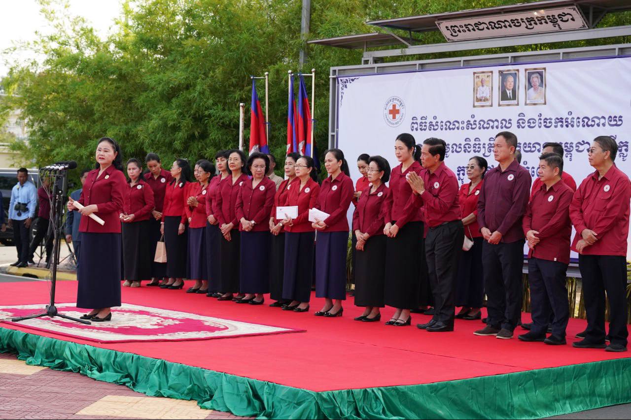 លោកឧត្តមសេនីយ៍ឯក រ័ត្ន ស្រ៊ាង អញ្ជើញចូលរួមពិធីជួបសំណេះសំណាល និងចែកអំណោយជូនលោកពូ លោកអ៊ុំ លោកតា ប្រកបរបរធាក់ស៊ីក្លូ៣៨៦នាក់ ក្នុងឱកាសបុណ្យភ្ជុំបិណ្ឌ ក្រោមអធិបតីភាពសម្ដេចកិត្ដិព្រឹទ្ធបណ្ឌិត ប៊ុន រ៉ានី ហ៊ុនសែន