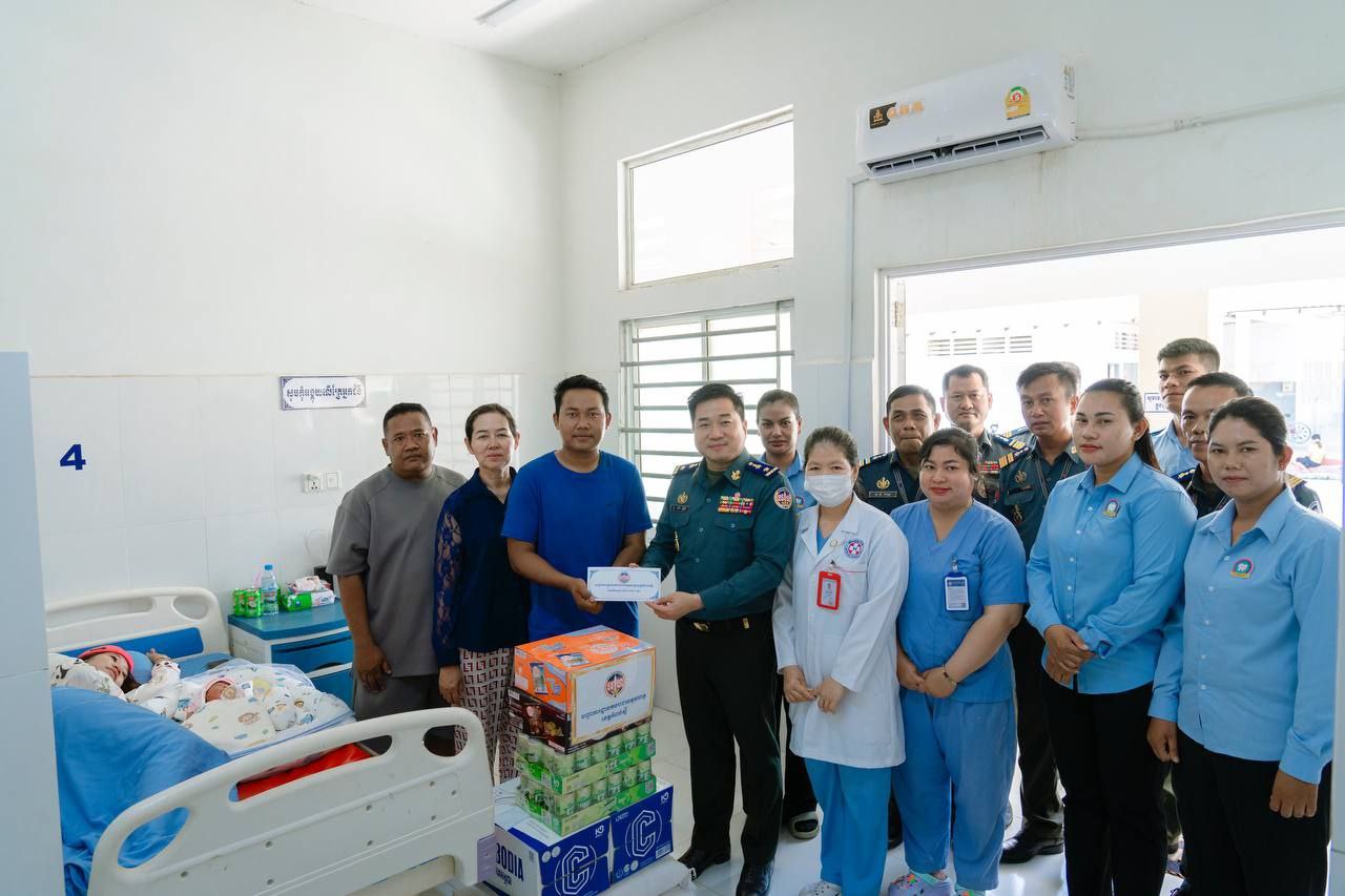 លោកឧត្តមសេនីយ៍ត្រី ម៉េង ស្រ៊ុន បានអញ្ជើញដឹកនាំក្រុមការងារ ចុះសួរសុខទុក្ខ លោកស្រី សៀង វាសនា ភរិយារបស់ លោកព្រិន្ទបាលឯក គីម សិលា ដែលទើបនឹងសម្រាលកូនខ្ចីរួច​ ហើយកំពុងសម្រាក(លំហែមាតុភាព)នៅមន្ទីរពេទ្យបង្អែកខេត្តកំពង់ស្ពឺ!!!