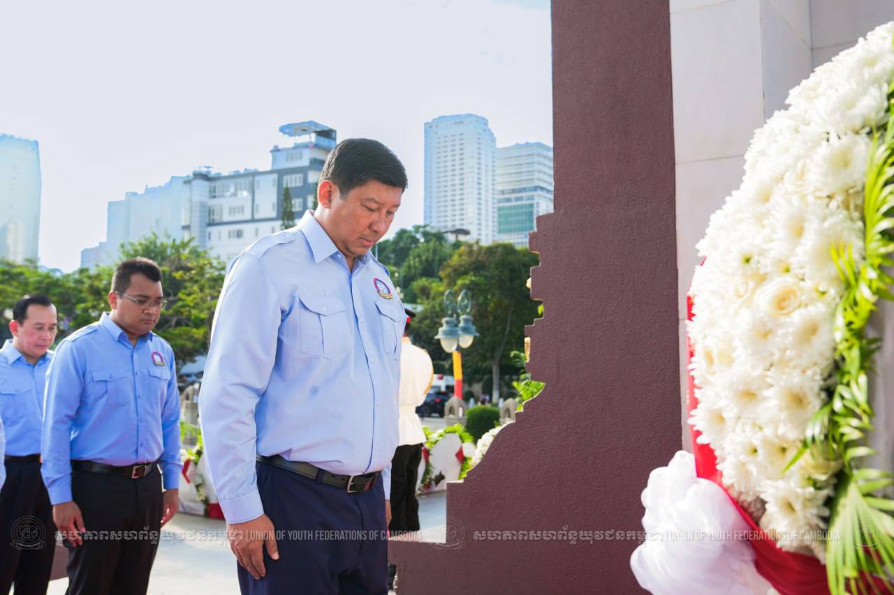 ឯកឧត្តម សាយ សំអាល់ អនុប្រធានសហភាពសហព័ន្ធយុវជនកម្ពុជា និងជាតំណាង ឯកឧត្តម ហ៊ុន ម៉ានី ប្រធានសហភាពសហព័ន្ធយុវជនកម្ពុជា បានអញ្ជើញទៅគោរពព្រះវិញ្ញាណក្ខន្ធ និងថ្វាយ កម្រងផ្កានៅស្ថូបព្រះបរមរូប