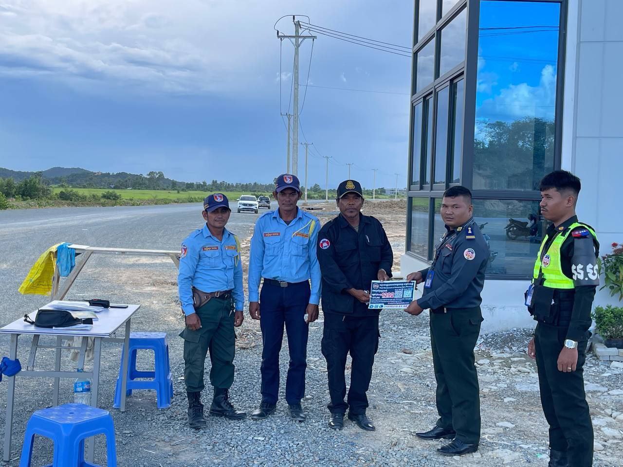 សកម្មភាព​កម្លាំង​កង​រាជអាវុធហត្ថ​ខេត្ត​កំពង់ស្ពឺ​ បន្ត​ចុះផ្សាយ​លេខទូរស័ព្ទអន្តរាគមន៏សង្គ្រោះបន្ទាន់1292 ដល់ប្រជាពលរដ្ឋក្នុងភូមិសាស្រ្តខេត្តកំពង់ស្ពឺ…