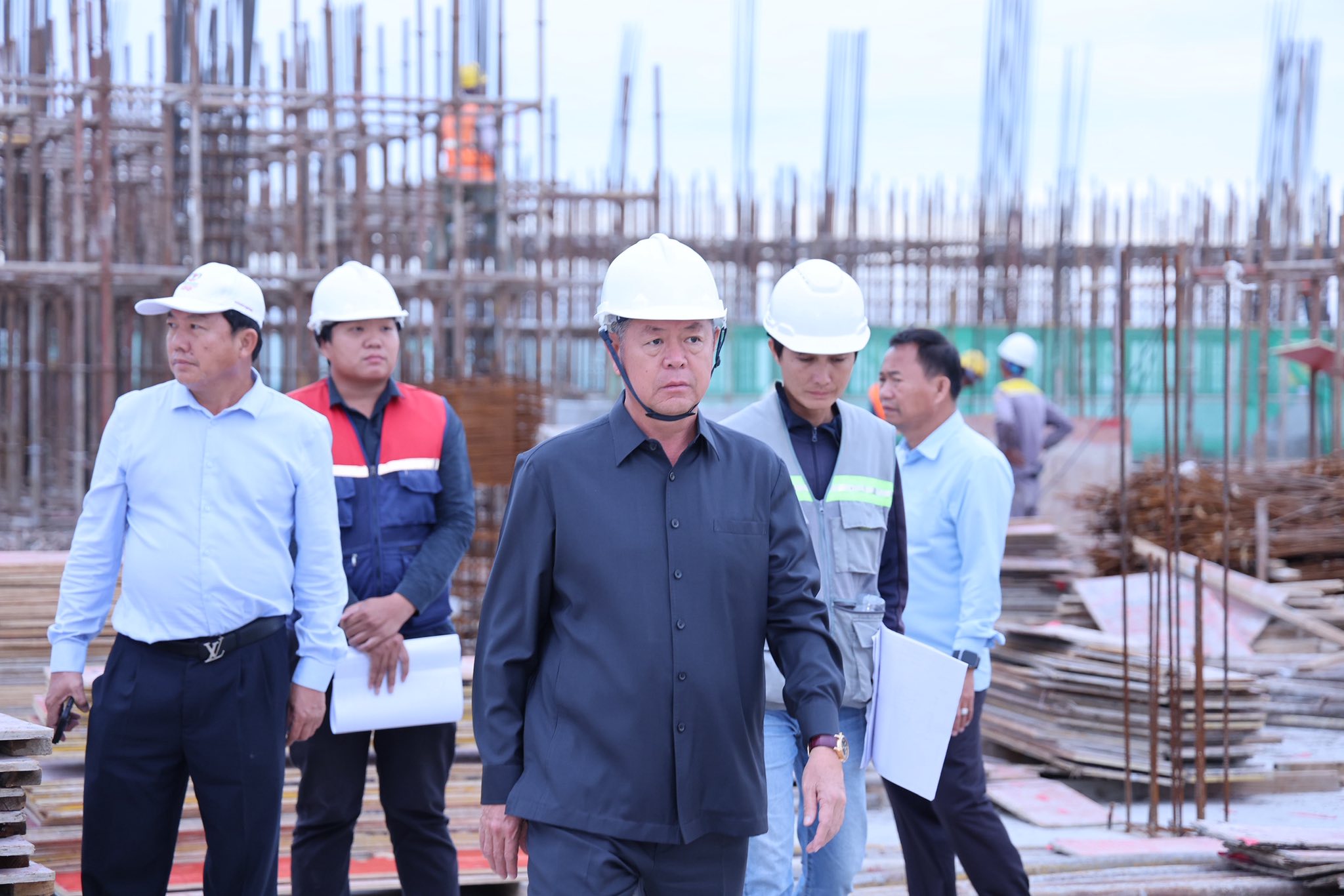 ឯកឧត្ដម គួច ចំរើន អញ្ជើញចុះពិនិត្យការដ្ឋានសាងសង់សាលាខេត្តកណ្ដាលថ្មី