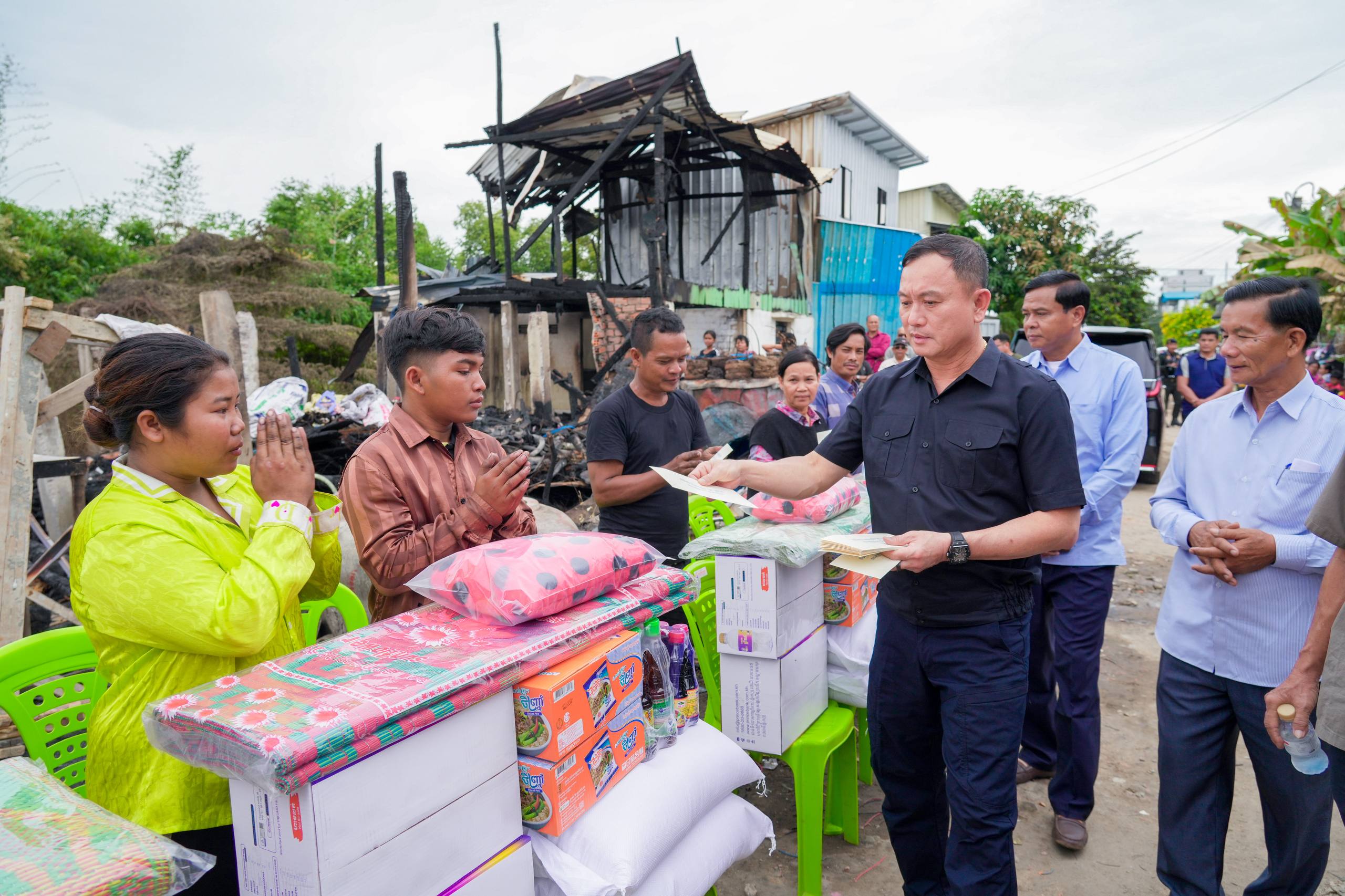 ឧត្តមសេនីយ៍ឯក រ័ត្ន ស្រ៊ាង អញ្ជើញចុះសួរសុខទុក្ខ និងនាំយកអំណោយឧបត្ថម្ភជូនដល់ គ្រួសាររងគ្រោះដោយអគ្គិភ័យ ក្នុងសង្កាត់ជើងឯក ខណ្ឌដង្កោ!