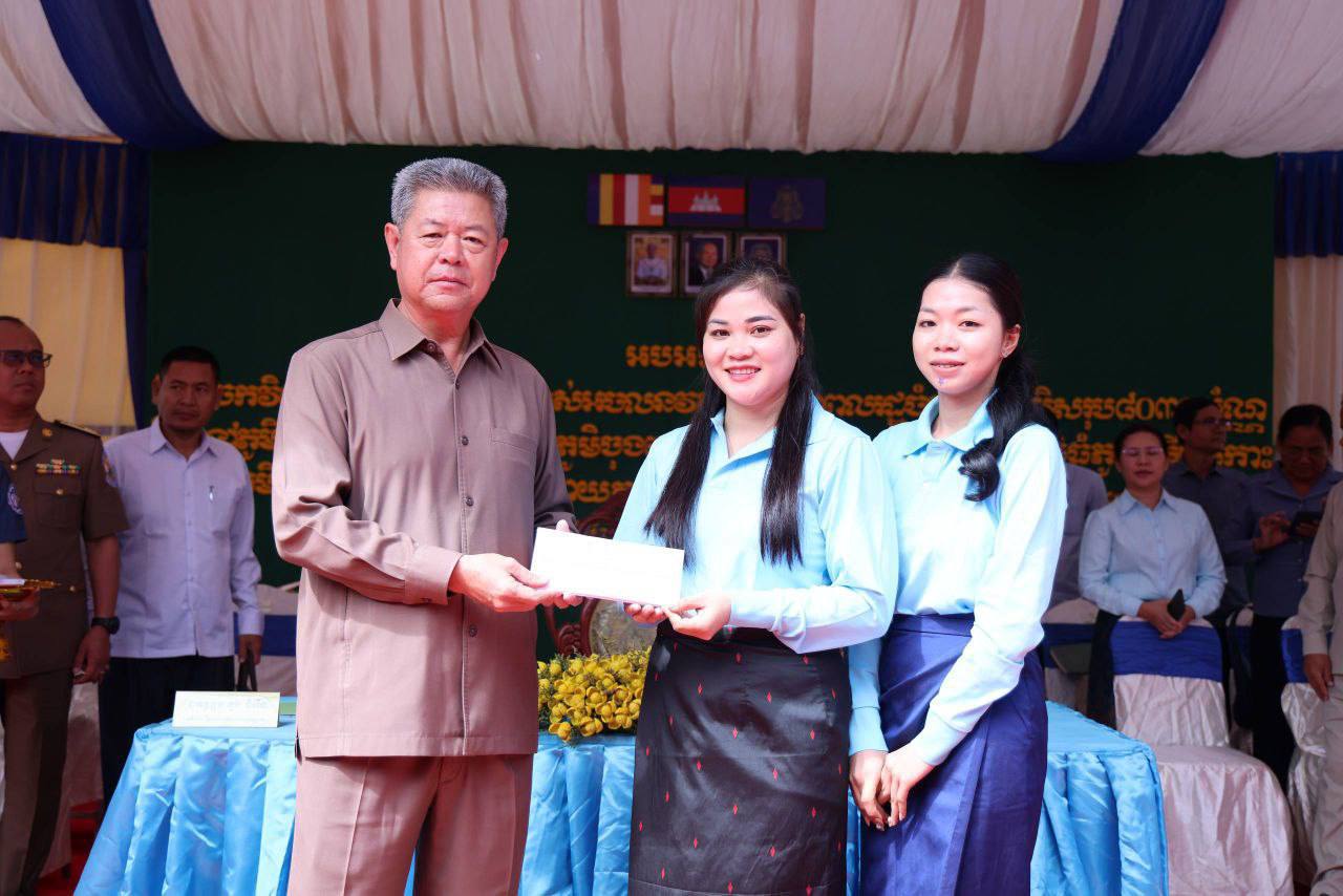 វិញ្ញាបនបត្រសម្គាល់ម្ចាស់អចលនវត្ថុ ចំនួន ៨ ០៣០ ប័ណ្ណ ត្រូវ​បានប្រគល់ជូនប្រជាពលរដ្ឋចំនួន ១១ ភូមិ នៅសង្កាត់ឈើខ្មៅ ក្រុងសំពៅពូន ខេត្តកណ្តាល