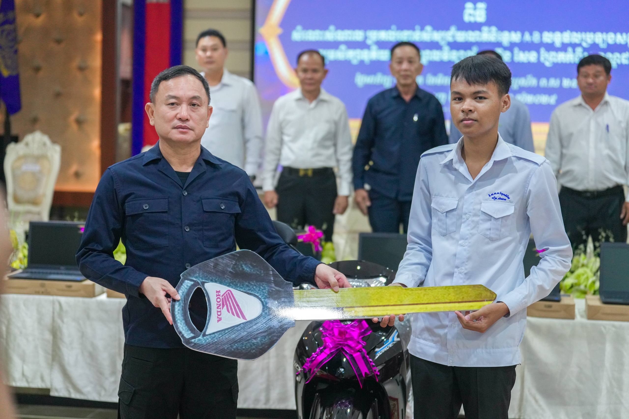 រយៈពេល១០ឆ្នាំចុងក្រោយ សិស្សថ្នាក់ទី១២ នៅវិទ្យាល័យសម្តេចតេជោ ហ៊ុន សែន ព្រែកកំពឹស ដែលបានប្រលងសញ្ញាបត្រមធ្យមសិក្សាទុតិយភូមិ ជាប់និទ្ទេស A និង និទ្ទេស B តែងទទួលបានរង្វាន់លើកទឹកចិត្ត ជាម៉ូតូ កុំព្យូទ័រ ថវិកា និងសម្ភារៈសិក្សាផ្សេងៗ ពីឧត្តមសេនីយ៍ឯក រ័ត្ន ស្រ៊ាង!