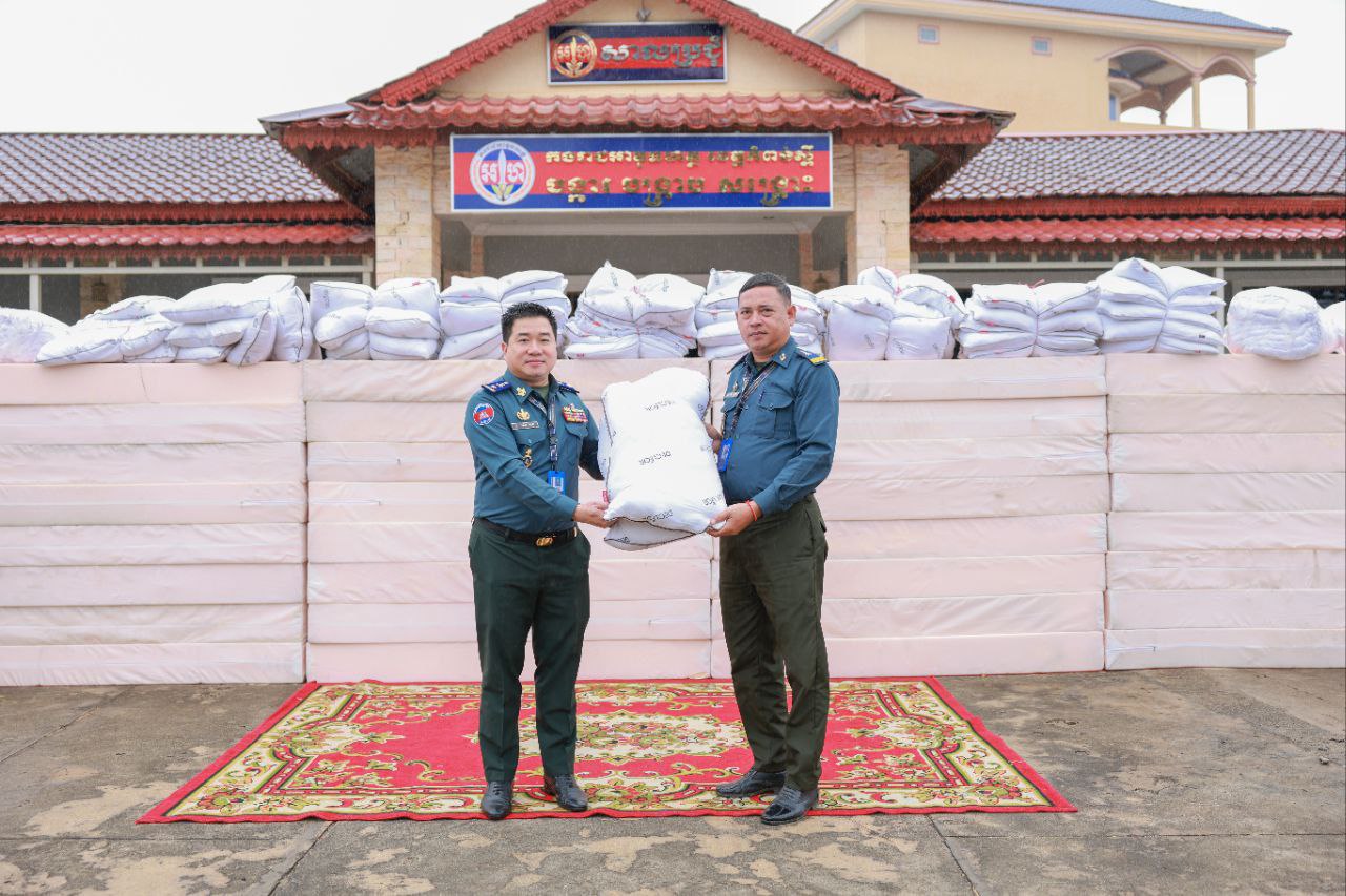 លោកឧត្តមសេនីយ៍ត្រី ម៉េង ស្រ៊ុន មេបញ្ជាការ កងរាជអាវុធហត្ថខេត្តកំពង់ស្ពឺ អញ្ជើញចែកសម្ភារៈដំណេកដល់មូលដ្ឋានក្រុងស្រុកទាំង ០៩ ស្របពេលអាកាសធាតុបច្ចុប្បន្នកំពុងចុះត្រជាក់….