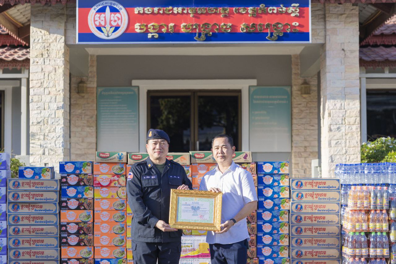 លោកឧត្តមសេនីយ៍ត្រី ម៉េង ស្រ៊ុន មេបញ្ជាការ បានអញ្ជើញជួប​សំណេះសំណាល​ជាមួយ​សប្បុរសជន​ឧបត្ថម្ភ​ថវិការនិងសម្ភារៈ​ តាមរយៈ​លោកវរសេនីយ៍ទោ ជាង រចនា​ មកប្រគល់ជូនដល់បញ្ជាការកងរាជអាវុធហត្ថខេត្តកំពង់ស្ពឺ​​ ក្នុងការរួមចំណែកជួយទៅដល់វីរៈកងទ័ពជួរមុខ និងជនភៀសសឹក…