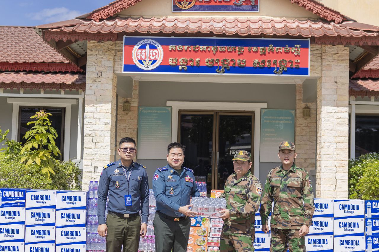 រោម​ស្មារតី​មនុស្សធម៏​និងយកគំរូ​ដឹក​នាំ​ប្រ​កបដោយគុណធម៏ លោកឧត្តមសេនីយ៍ត្រី ម៉េង ស្រ៊ុន ប្រគល់នូវសម្ភារៈគ្រឿងឧបភោគបរិភោគមួយចំនួន​តាមរយៈ​ លោកឧត្តមសេនីយ៍ត្រី ចាយ សារិទ្ធ ដើម្បីយកទៅចែកជូនបន្តដល់កងកម្លាំងជួរមុខតាមបន្ទាត់ព្រំដែន កម្ពុជា​-ថៃ