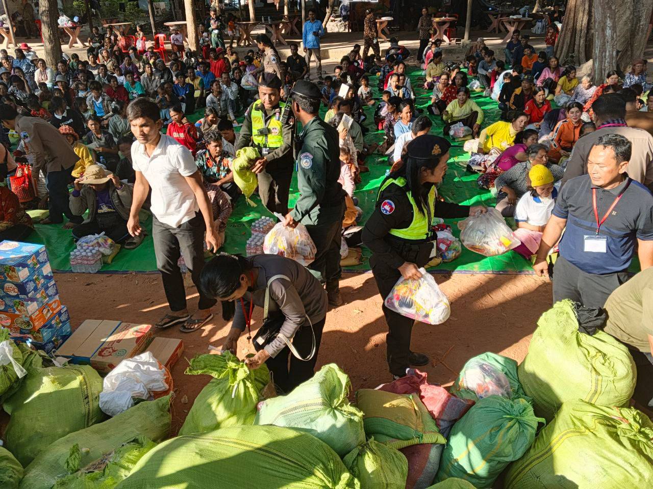 កម្លាំង​កងរាជអាវុធហត្ថ​ខេត្ត​សៀមរាប បានបន្តចូលរួមជាមួយសមត្ថកិច្ចចម្រុះ ការពារសន្តិសុខ សុវត្ថិភាព រក្សាសណ្តាប់ធ្នាប់ សង្គ្រោះបន្ទាន់ ជួយលើក និងរៀបចំសម្ភារៈ ជូនបងប្អូនប្រជាពលរដ្ឋដែលបានភៀសសឹកពីតំបន់សមរភូមិមុខ មកទីតាំងសុវត្ថិភាព ក្នុងភូមិសាស្រ្តខេត្ត​សៀមរាប