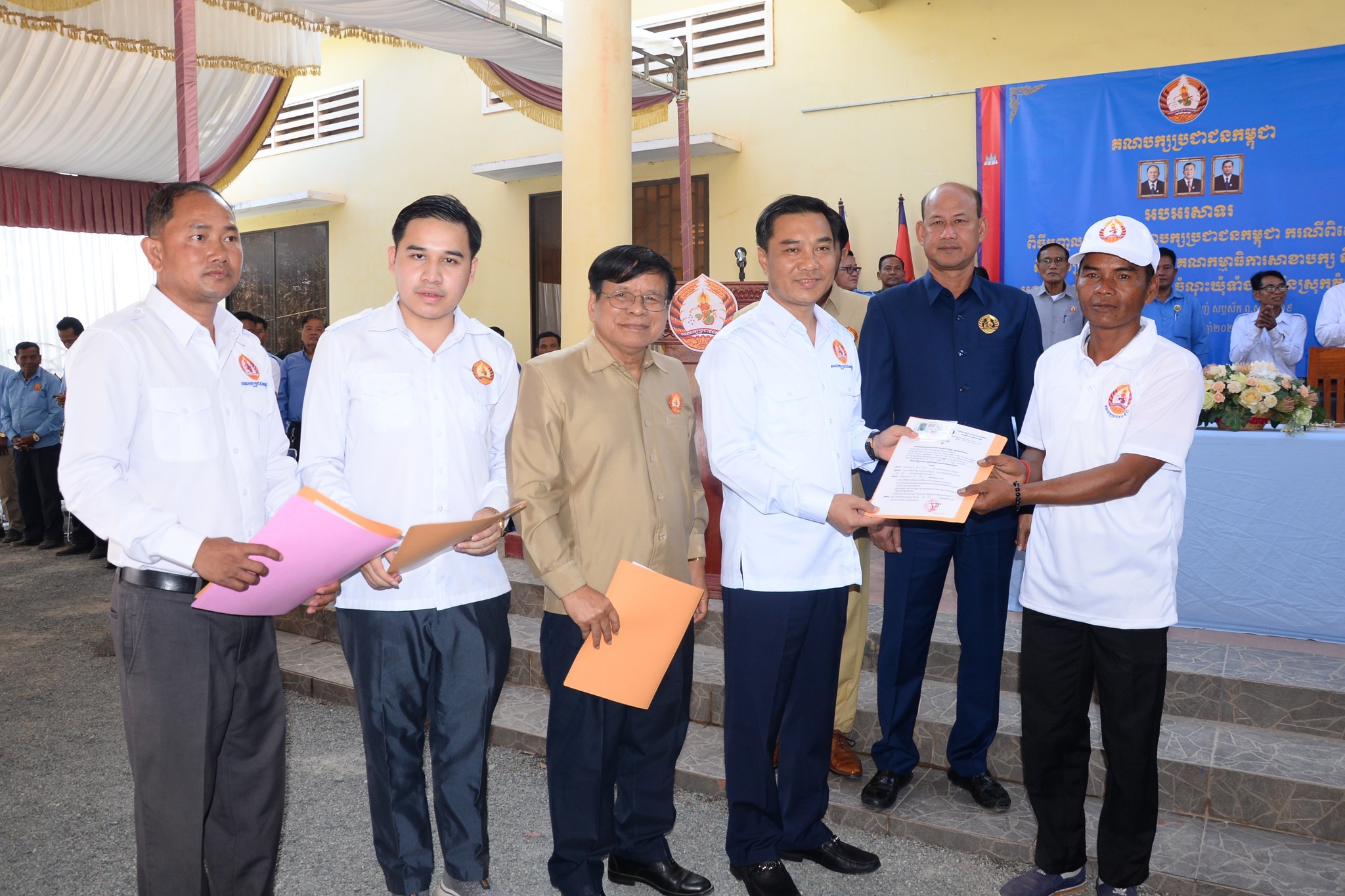 បេសកជនពិសេសសម្តេចតេជោ អញ្ជើញជាអធិបតីភាព ក្នុងពិធីប្រកាសបញ្ចូលសមាជិកគណបក្សប្រជាជនចំនួន៤១៦នាក់ មកពីឃុំចំនួន១៣ ក្នុងស្រុកភ្នំស្រួច