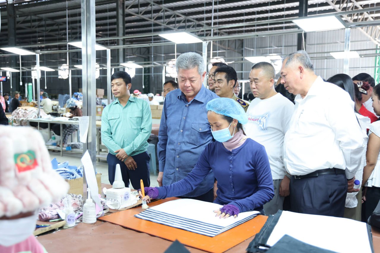 អាជ្ញាធរខេត្តកណ្ដាល និងក្រសួងពាក់ព័ន្ធ បានចុះពិនិត្យស្ថានភាពរោងចក្រ ស៊ី ហាវ ហ៊ែនប៊ែន ឯ.ក ក្នុងស្រុកមុខកំពូល