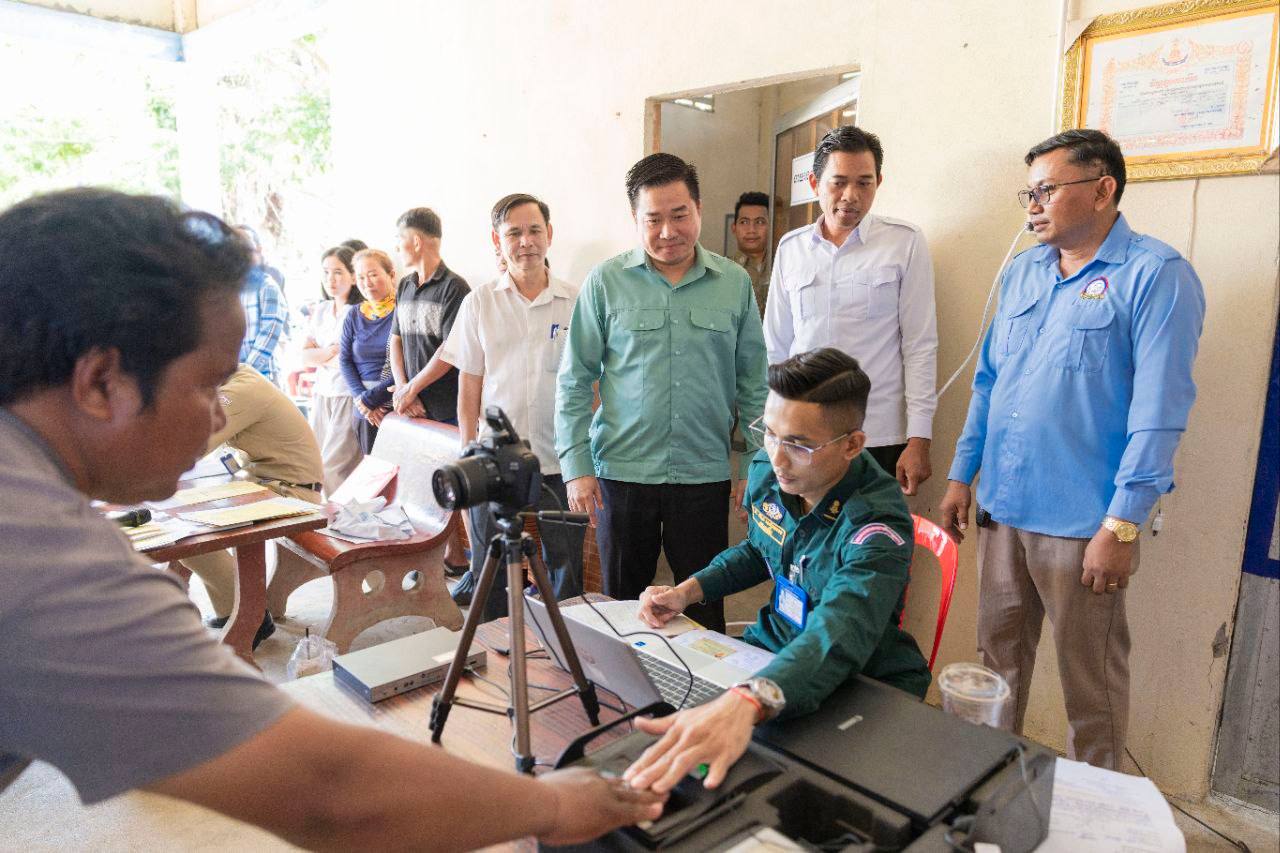 លោក ម៉េង ស្រ៊ុន ប្រធាន​ក្រុមការងារបានអញ្ជើញចុះពិនិត្យផែនការយុទ្ធនាការដែលបានដាក់អោយមូលដ្ឋានរៀបចំ យុទ្ធនាការបន្តសុពលភាពអត្តសញ្ញាណប័ណ្ណ ដែលហួសសុពលភាពរួមទាំងប្រជាពលរដ្ឋគ្រប់អាយុតម្រូវធ្វើរអត្តសញ្ញាណប័ណ្ណថ្មី…