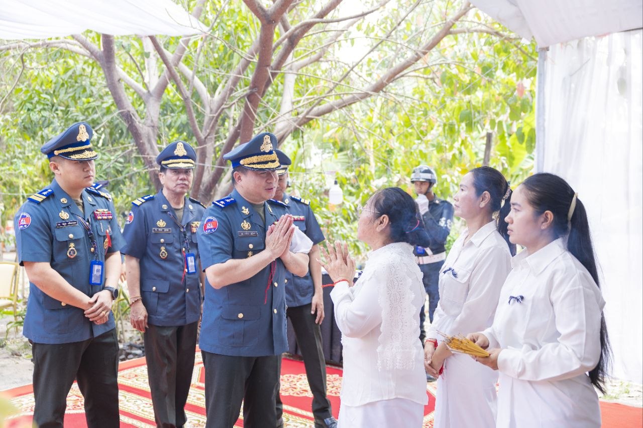 លោកឧត្តមសេនីយ៍ត្រី​ ម៉េង​ ស្រ៊ុន​ មេបញ្ជាការ​ បានអញ្ជើញ​ដឹកនាំ​ប្រតិភូ​ កងរាជអាវុធហត្ថខេត្តកំពង់ស្ពឺ​ ក្នុងពីធីដាក់កម្រងផ្កាគោរពវិញ្ញាណក្ខន្ធ លោកឧត្តមសេនីយ៍ទោ សោម សាម៉ុន​ (អតីតមេបញ្ជាការរង កងរាជអាវុធហត្ថខេត្តកំពង់ស្ពឺ)​​ ដែលបានទទួលមរណៈភាពដោយ​រោគាពាធ​​​…