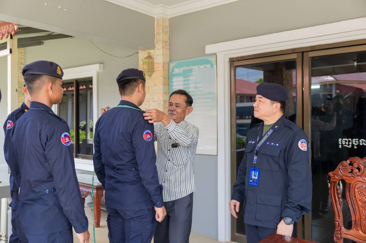 លោកឧត្តមសេនីយ៍ត្រី ម៉េង ស្រ៊ុន មេបញ្ជាការ  បានអញ្ជើញជាអធិបតីក្នុងពិធីជួបសំណេះសំណាល និងកាត់ឯកសណ្ឋាន ជូនដល់យោធិន​ នៃកងអនុសេនាធំចល័ត(វគ្គ៤៦ និងវគ្ក៤៧)ចំនួន៧២នាក់…