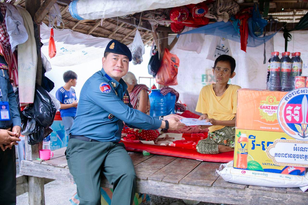 មេបញ្ជាការកងរាជអាវុធហត្ថខេត្តកំពង់ស្ពឺ ចុះសួរសុខទុក្ខ និងឧបត្ថម្ភគ្រួសារប្រជាពលរដ្ឋមានជីវភាពខ្វះខាត