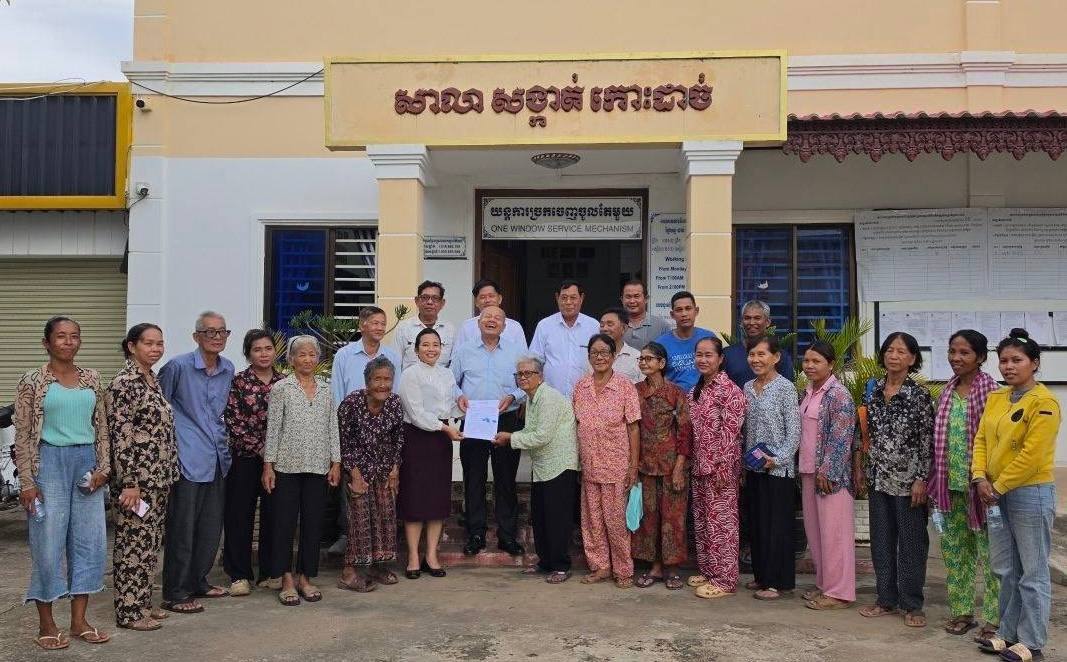 ក្រុមការងាររៀបចំក្រសួងដែនដី នគរូបនីយកម្ម និងសំណង់ បានសហការជាមួយចៅសង្កាត់កោះដាច់ បន្តចុះប្រជុំពិភាក្សា និងសម្របសម្រួលដោះស្រាយបញ្ហាដីរួមក្រុម នៅសង្កាត់កោះដាច់ ខណ្ឌជ្រោយចង្វារ រាជធានីភ្នំពេញ