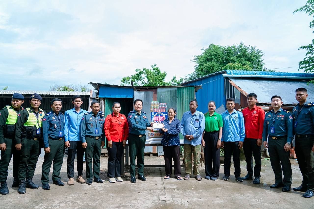 លោកឧត្តមសេនីយ៍ត្រី ម៉េង ស្រ៊ុន មេបញ្ចាការ កងរាជអាវុធហត្ថខេត្តកំពង់ស្ពឺ បានអញ្ជើញបន្តដឹកនាំក្រុមការងារ​កងរាជអាវុធហត្ថ ចុះ​សួ​សុខទុក្ខនិងនាំយកនូវថវិកាព្រមទាំងគ្រឿងឧបភោគបរិភោគឧបត្ថម្ភ​ជូនដល់​ប្រជា​ពលរដ្ឋ​មានជីវភាពខ្វះខាតមួយគ្រួសារក្នុងភូមិសាស្ត្រក្រុងច្បារមន…