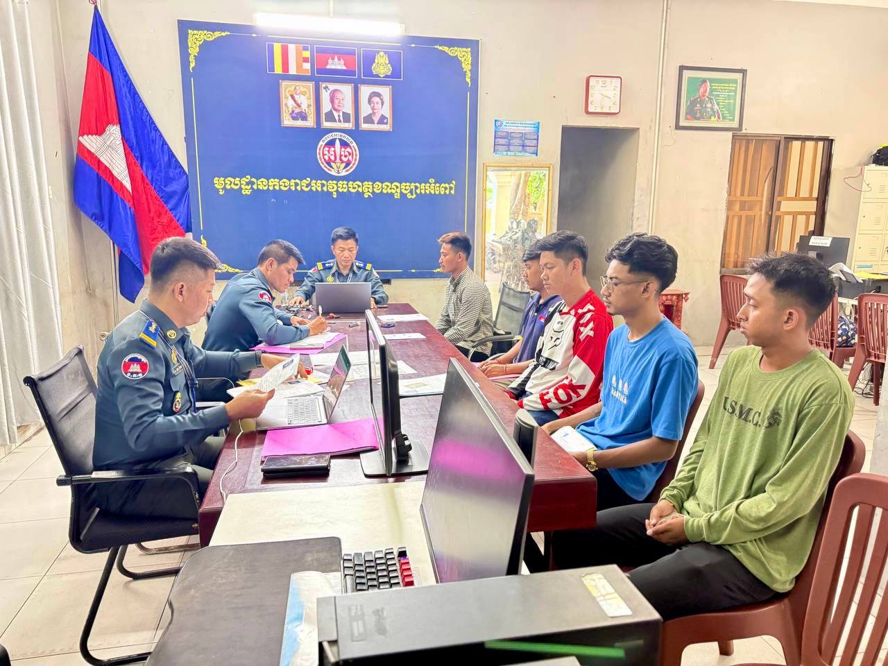 សកម្មភាពប្រជាពលរដ្ឋខ្មែរទាំងពីរភេទ អាយុ១៨-២៥ឆ្នាំ បានមកដាក់ពាក្យសុំចូលបំពេញកាតព្វកិច្ចយោធា ឆ្នាំ២០២៦ នៅតាមបណ្តាទីតាំងមូលដ្ឋានកងរាជអាវុធហត្ថខណ្ឌទាំង១៤ ថ្ងៃទី១២ ខែតុលា ឆ្នាំ២០២៦